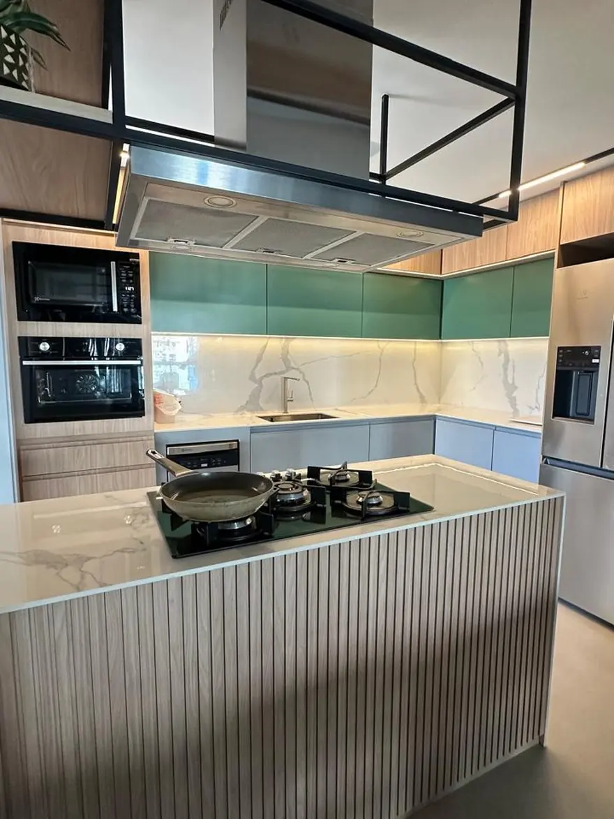 Ilha de cozinha com frente canelada em lâmina ultracompacta instalada pela BM Rochas