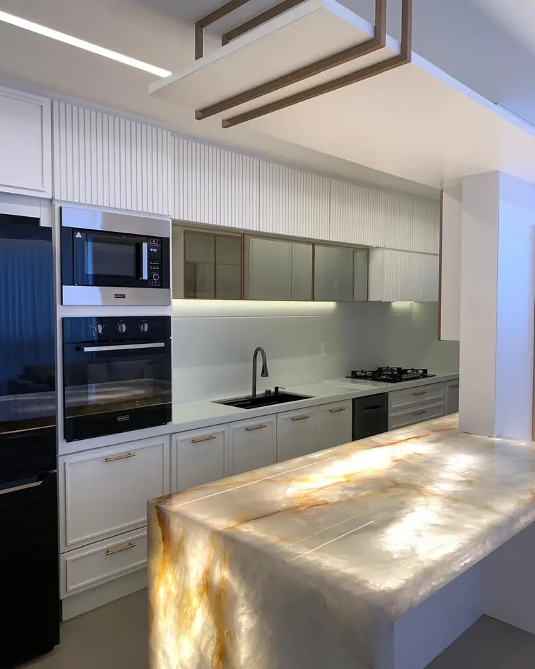Ilha de cozinha em ônix retroiluminado, projeto executado pela BM Rochas