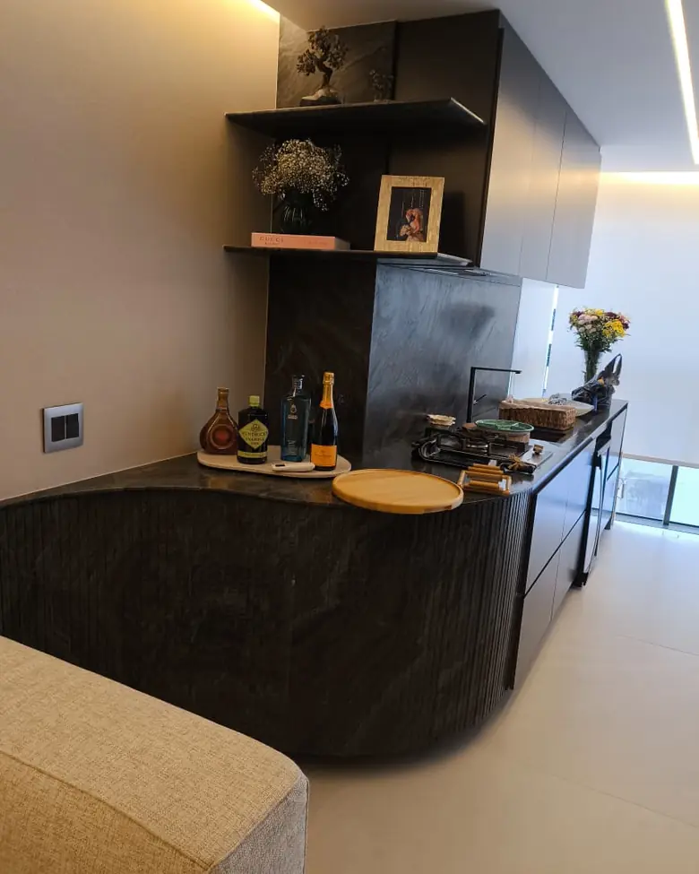 Área gourmet com bancada curva em mármore, projeto executado pela BM Rochas