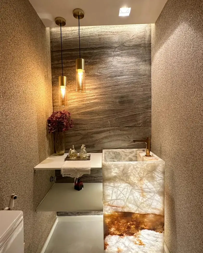 Lavabo em ônix retroiluminado, projeto executado pela BM Rochas